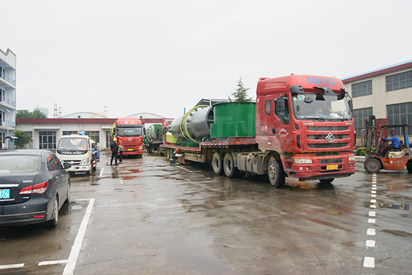 通達(dá)重工有機(jī)肥設(shè)備雨天發(fā)貨.jpg